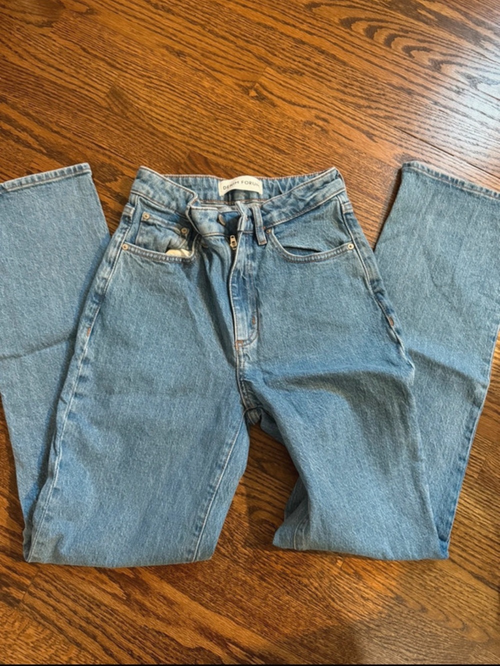 Aritzia Denim Forum Light Wash Straight Leg
Jeans size 25